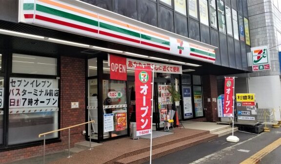 コンビニ　セブンイレブン地下鉄白石駅前店（コンビニ）まで302m