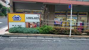 コンビニ　ミニストップ南青山4丁目店（コンビニ）まで677m