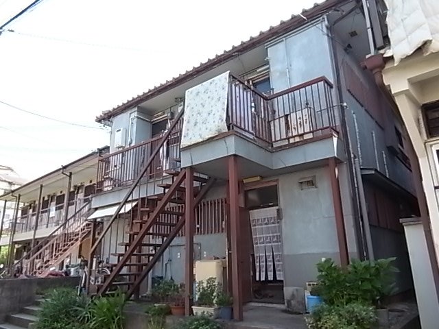 神戸市垂水区泉が丘のアパートの建物外観