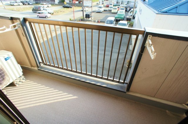バルコニー　暖かな日差しのふりそそぐバルコニー