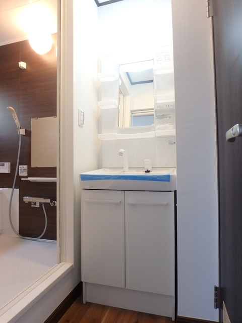 洗面設備　●朝の準備もラクラク　快適な独立洗面スペースあり。