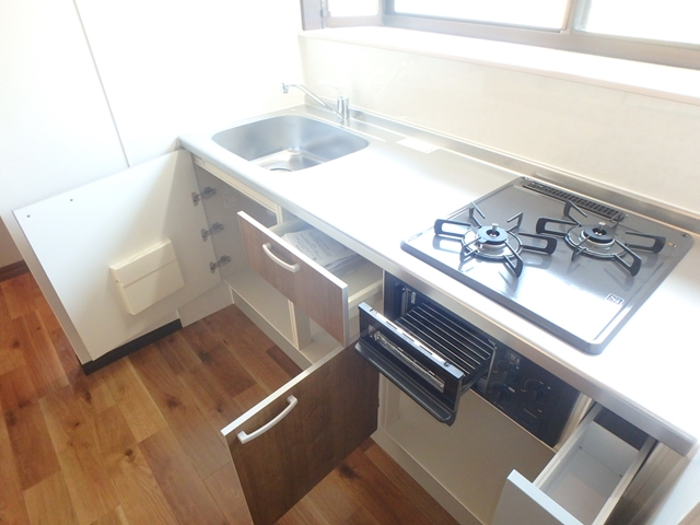 キッチン　●２口ガスコンロ・グリル付きのシステムキッチン。