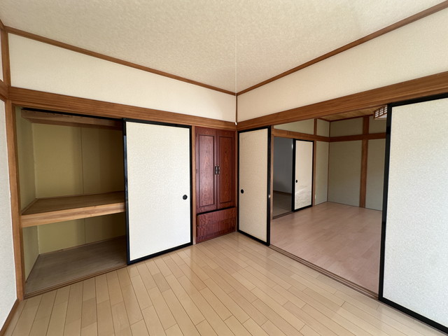 居室・リビング　104は2室共洋室に改装。和室希望の場合は別室をご案内します