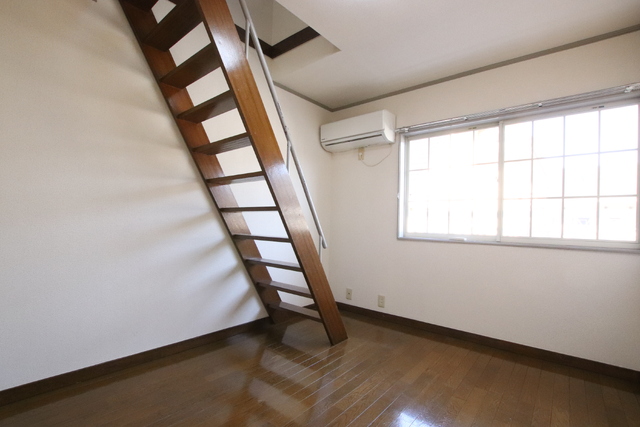 居室・リビング　５．２帖の居室です♪