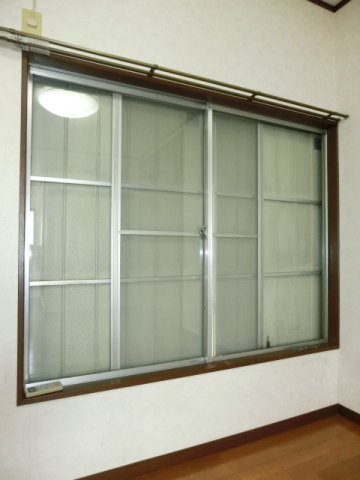 セキュリティ　便利な雨戸付き。