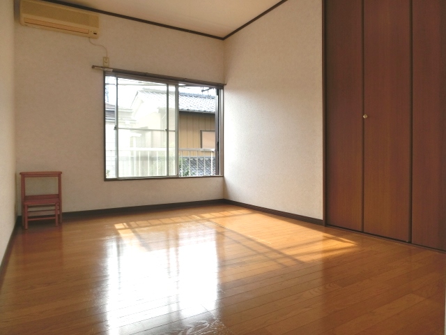 居室・リビング　南向きの明るい居室すペース。