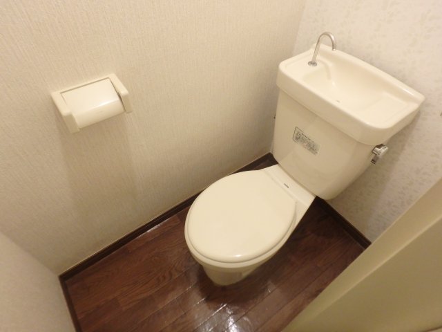 トイレ　落ち着いた色調のトイレです
