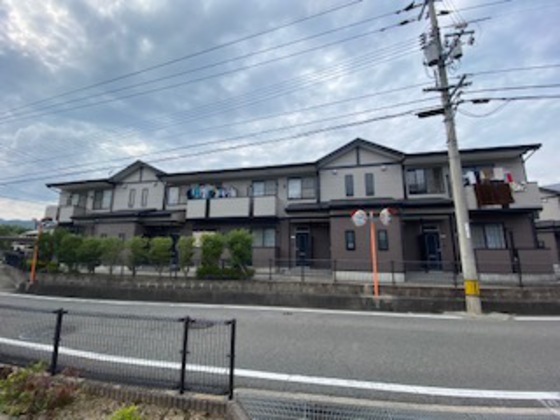 安芸郡熊野町出来庭のアパートの建物外観