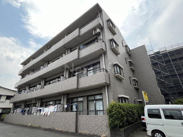 横浜市鶴見区市場下町のマンションの建物外観