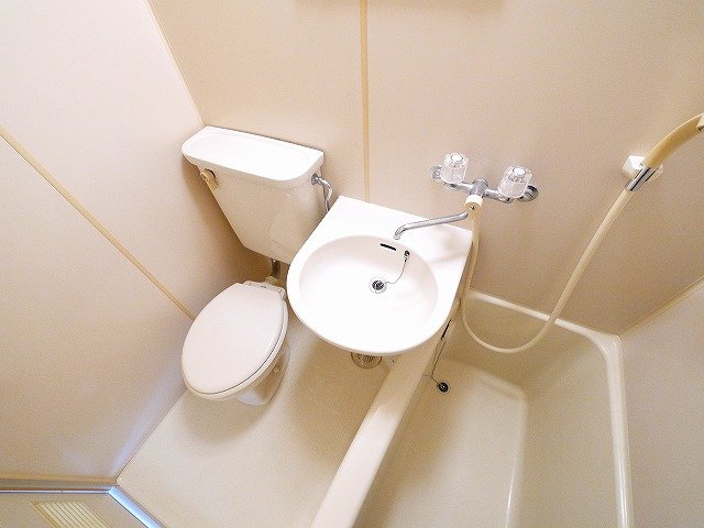 その他設備　お掃除し易いユニットバスタイプです。