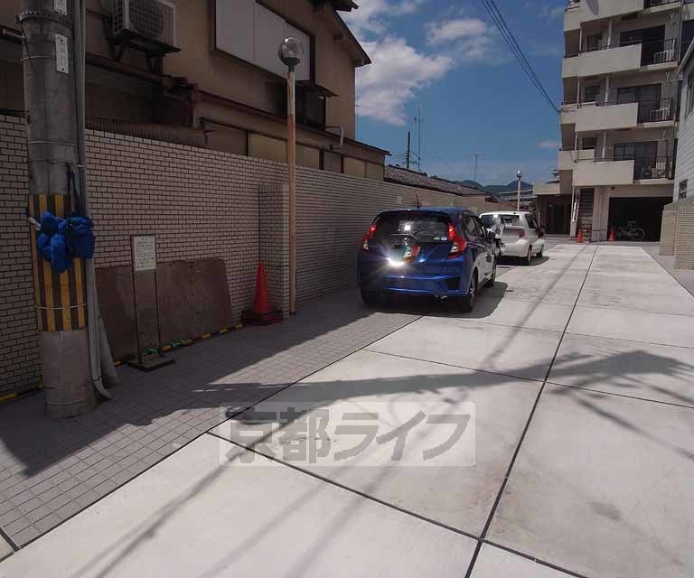 【京都市右京区太秦下刑部町のマンションの駐車場】