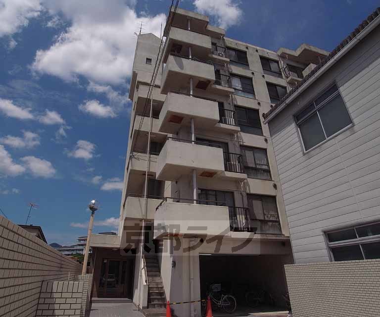 京都市右京区太秦下刑部町のマンションの建物外観