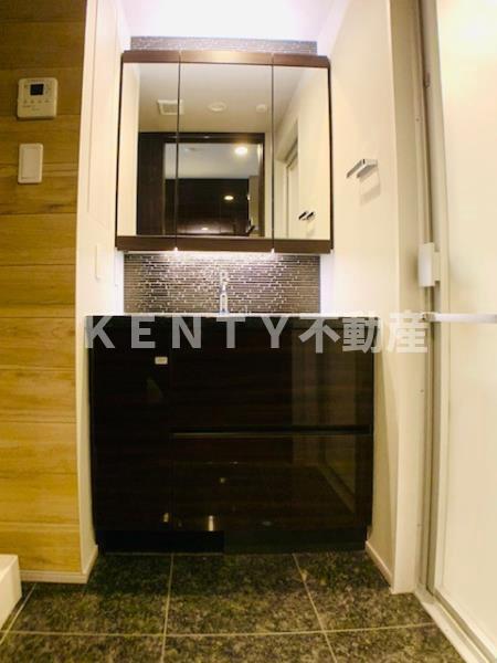 洗面設備　明るい洗面所です