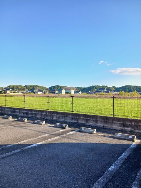 【苫田郡鏡野町円宗寺のアパートの駐車場】