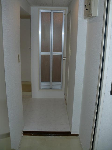 玄関　※同物件別部屋参考写真