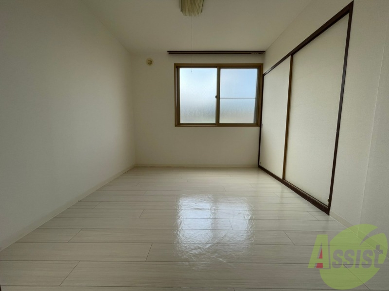 その他部屋・スペース　こちらが寝室です。窓が大きくて明るいですね。