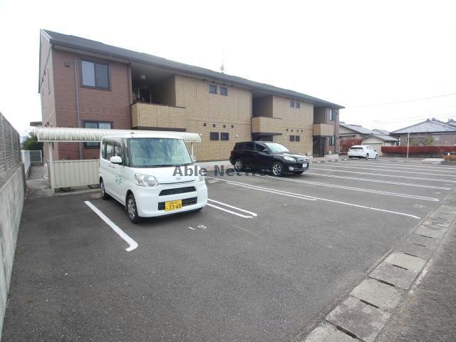 【都城市若葉町のアパートの駐車場】