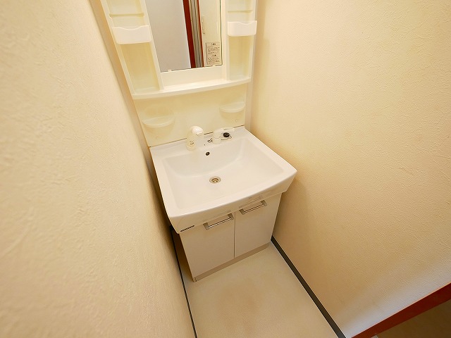 洗面設備　ゆったりとスペースのある洗面所