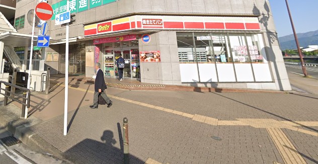 コンビニ　デイリーヤマザキ秦野駅前店（コンビニ）まで242m