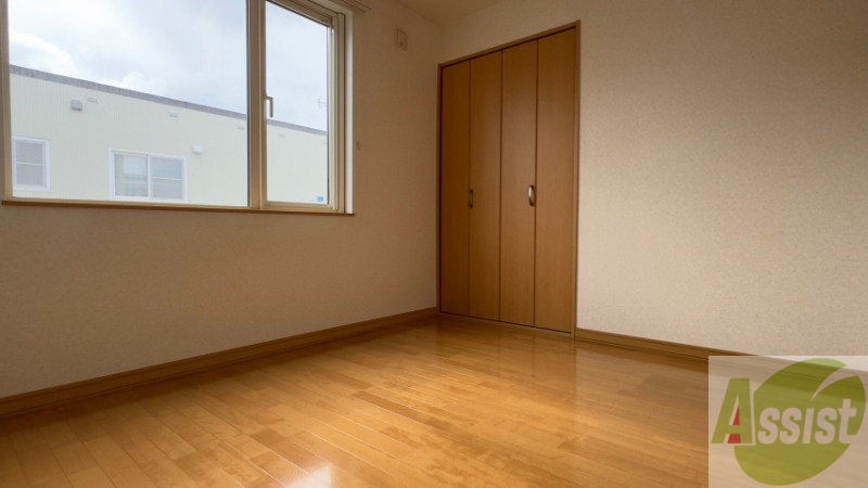 その他部屋・スペース　寝室はこちらです。光が差し込む、温かみのあるお部屋です。