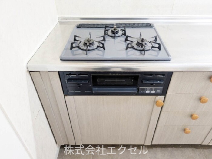 その他設備　3口ガスコンロ、グリル付きのシステムキッチンです。