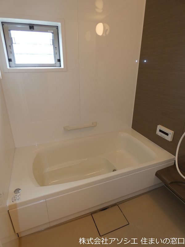 バス・シャワールーム　バスルームは追い焚き機能付き