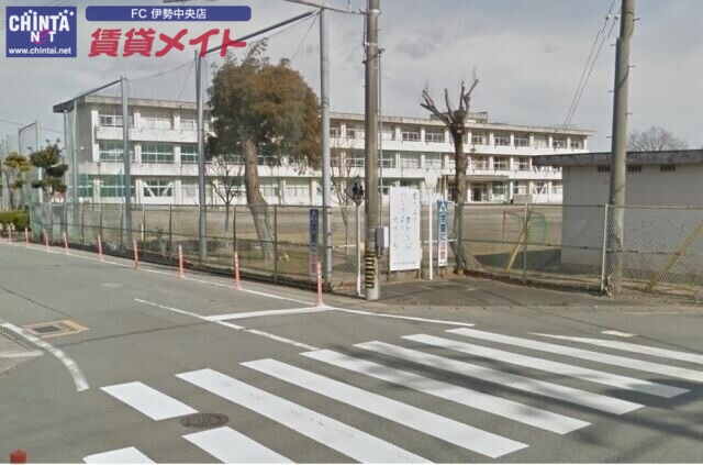小学校　伊勢市立浜郷小学校（小学校）まで603m