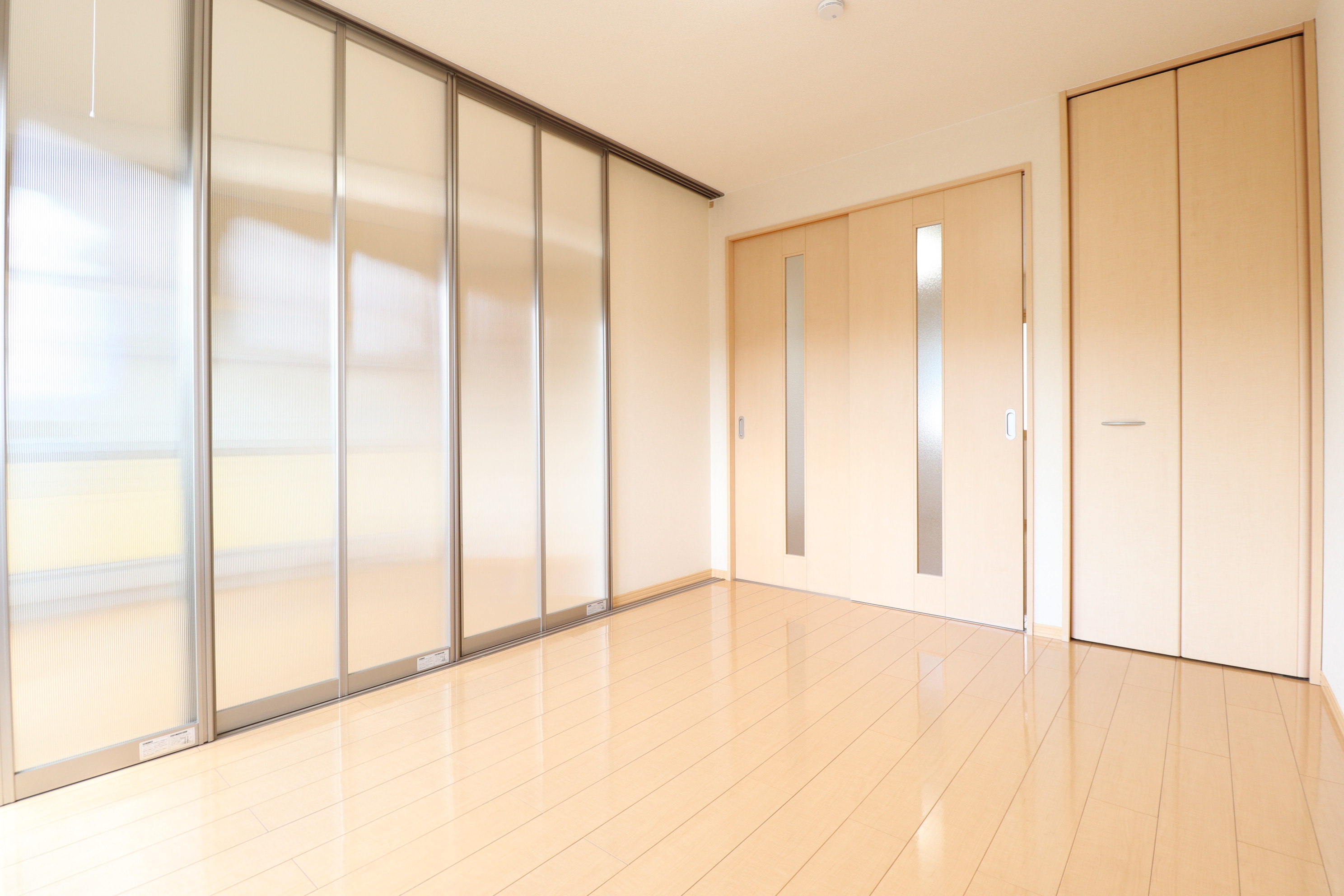 その他部屋・スペース　ダイニングキッチン横の6帖の洋室♪室内物干し竿付き♪