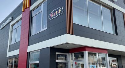 飲食店　マクドナルド新居浜川東店（飲食店）まで422m