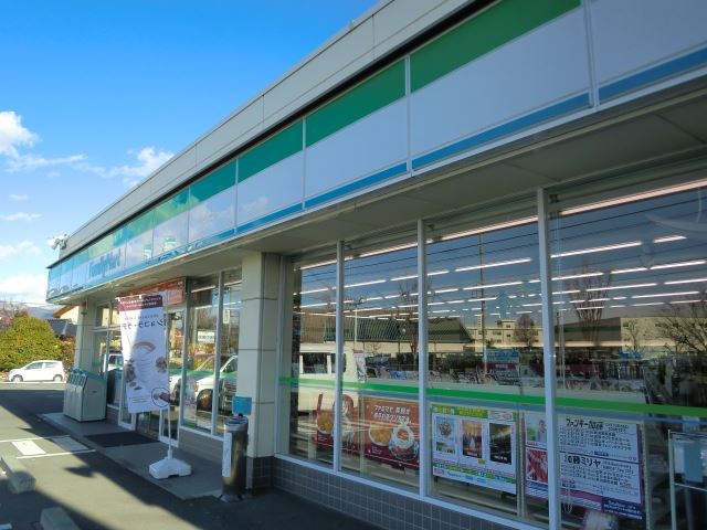 コンビニ　ファミリーマート（コンビニ）まで140m