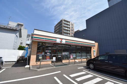 コンビニ　セブンイレブン 札幌北13条東駅前店（コンビニ）まで134m