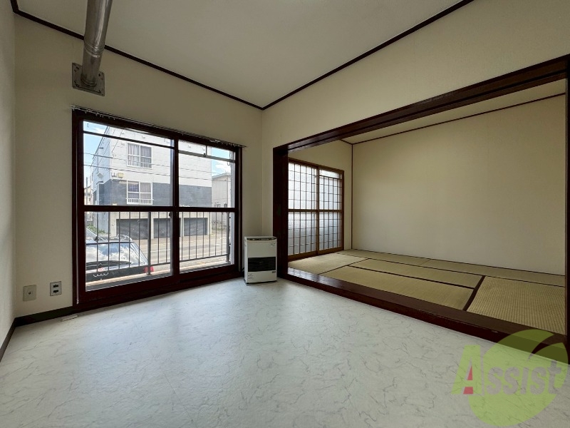 居室・リビング　リビングです。窓が大きくて明るいですね！