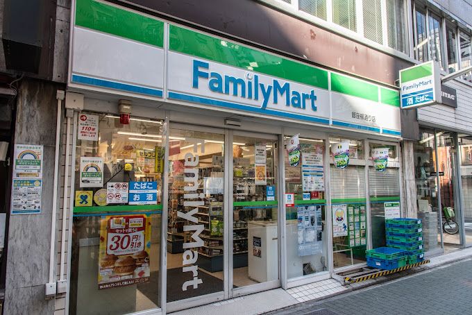 コンビニ　ファミリーマート 銀座柳通り店（コンビニ）まで134m