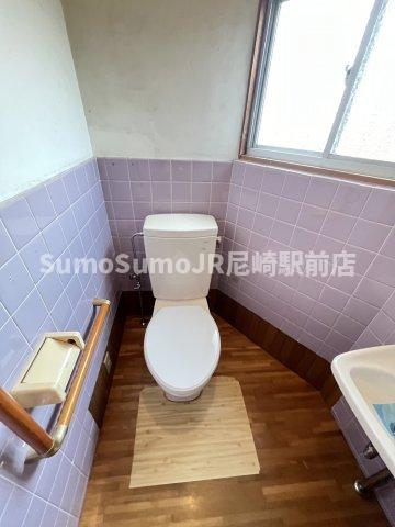 トイレ　落ち着いた色調のトイレです