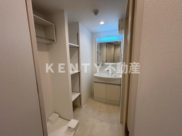 洗面設備　明るい洗面所です