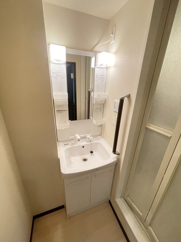 洗面設備　シャワー付きの洗面台