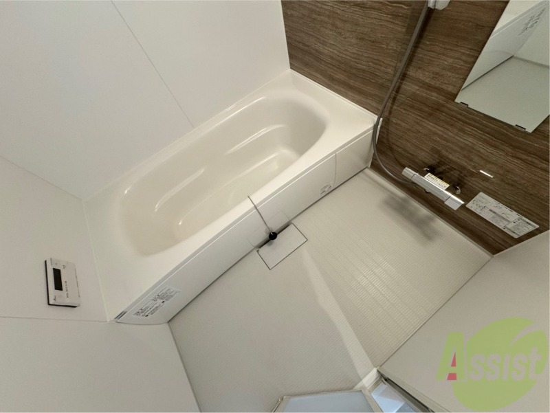 バス・シャワールーム　お風呂です。広々したバスでゆっくりくつろげます。