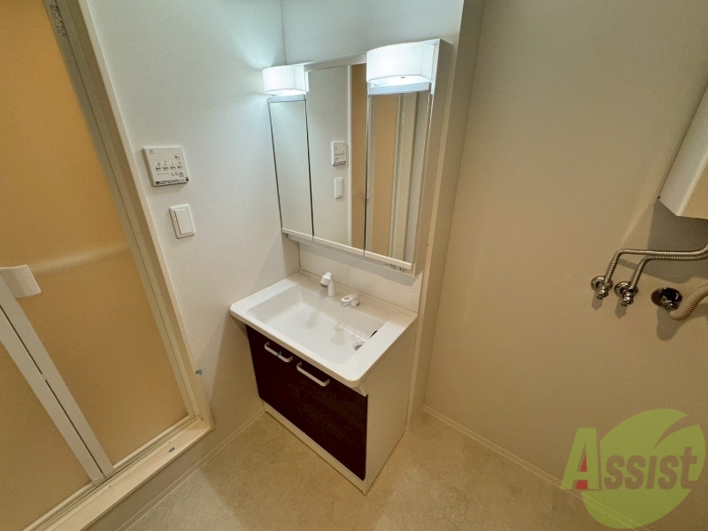 洗面設備　収納も豊富で使い勝手の良い洗面化粧台です。