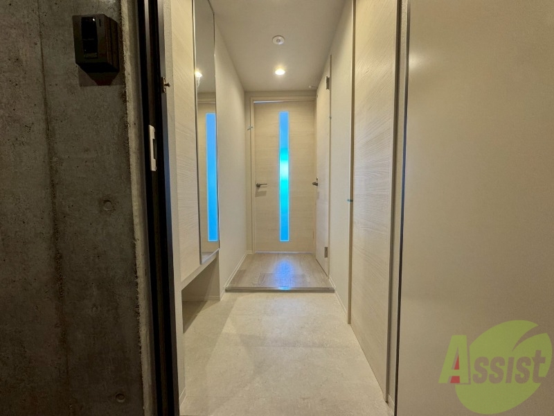 玄関　玄関です。ご覧の通り広々としていますね。