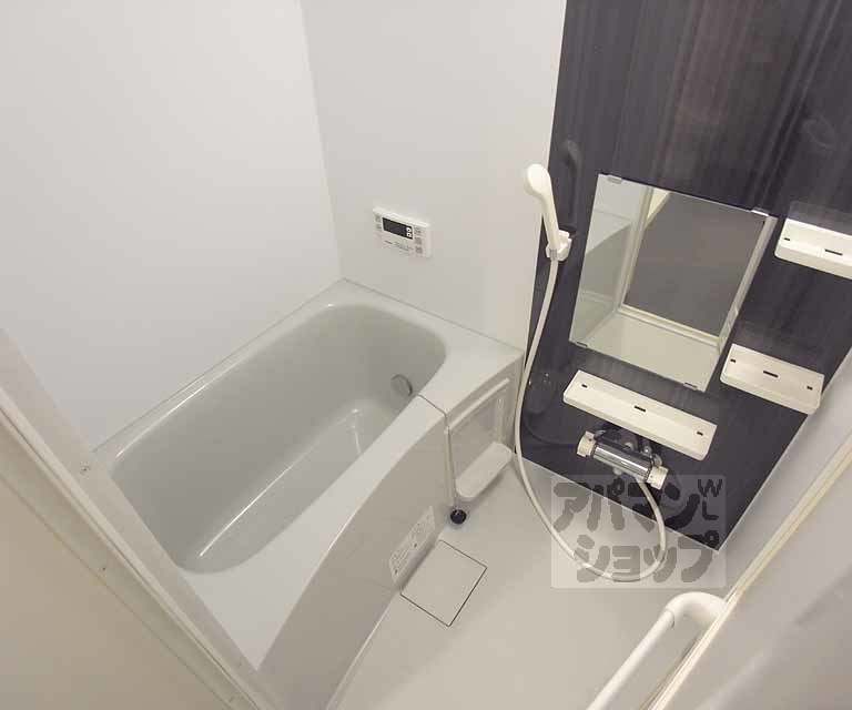 バス・シャワールーム　ゆったり浸かれるバスルームです。