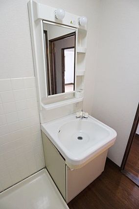 洗面設備　同物件の別号室のお部屋です。現況を優先とします。