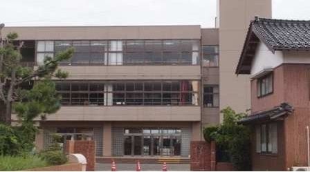 小学校　出雲市立荒木小学校（小学校）まで400m