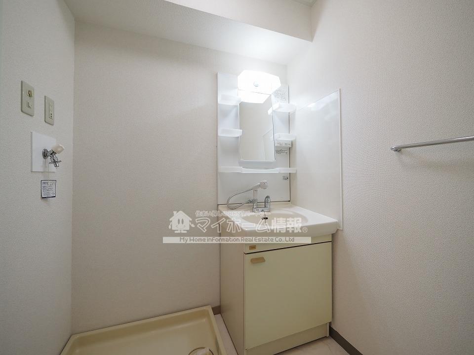 洗面設備　※805号を引用しており、内装が異なる場合がございます