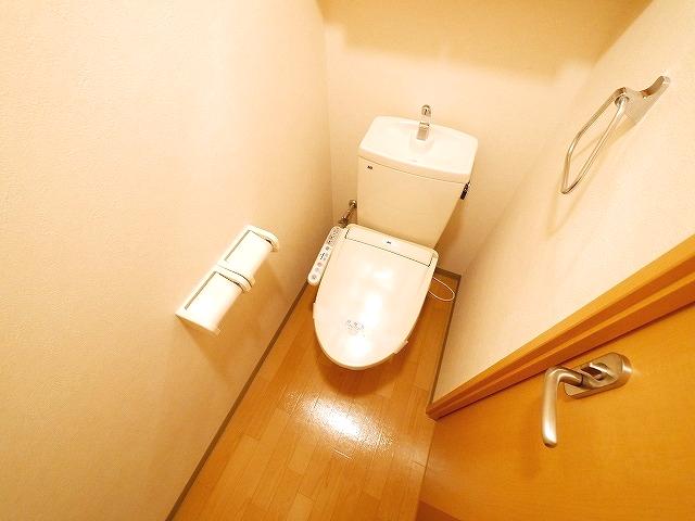 トイレ　落ち着いた色調のトイレです
