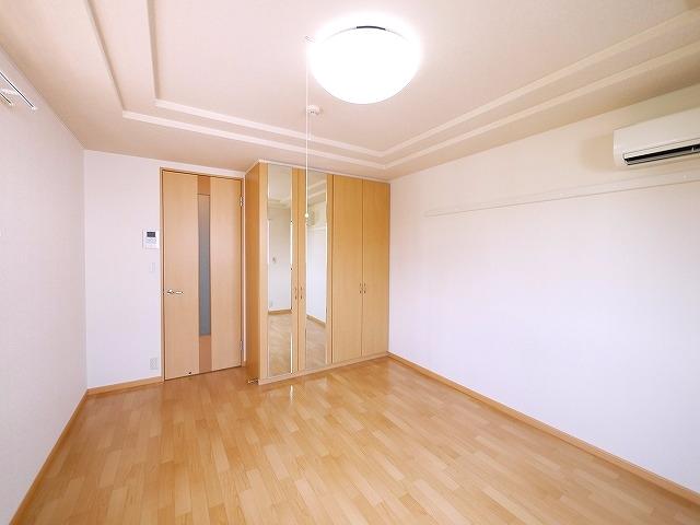 居室・リビング　落ち着いた色調の洋室です