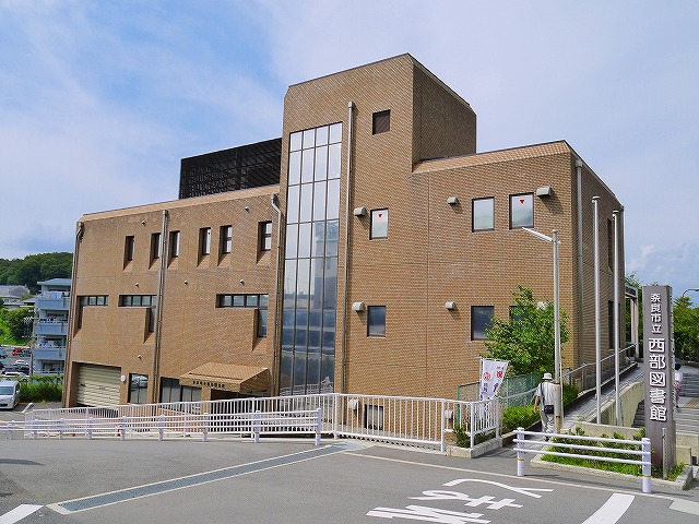 図書館　奈良市立西部図書館（図書館）まで800m