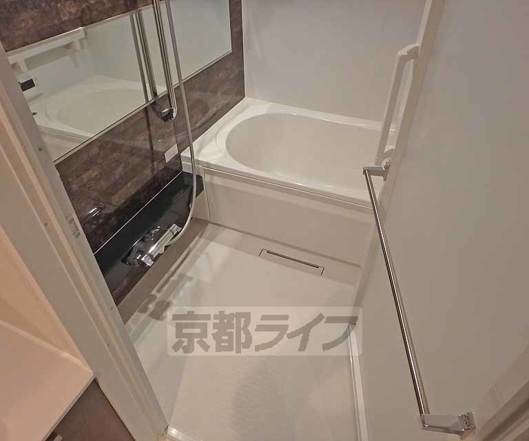 バス・シャワールーム　ゆったり浸かれるお風呂です。