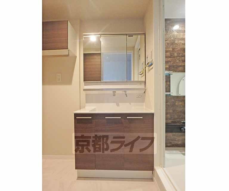 洗面設備　綺麗な洗面化粧台です。