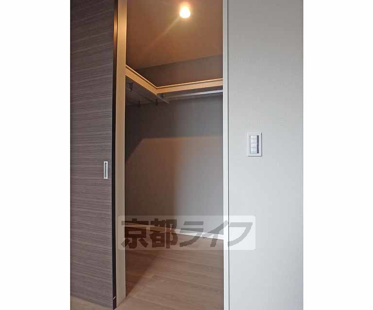 収納　広々したウォークインクローゼットです。