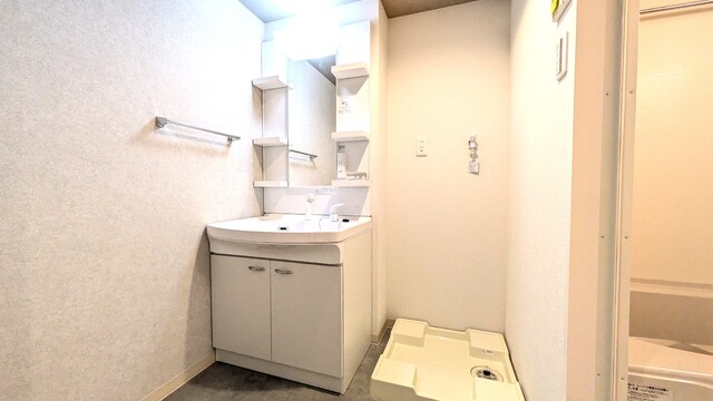 洗面設備　同型タイプの設備写真となります。現況を優先と致します。